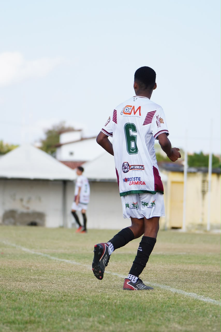 Marcos Petkovit correndo de costas com a camisa número 6