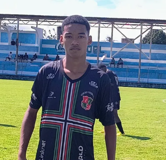 Marcos Petkovit dominando a bola em jogo oficial