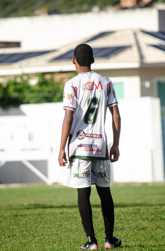 Marcos Petkovit caminhando em campo durante a partida