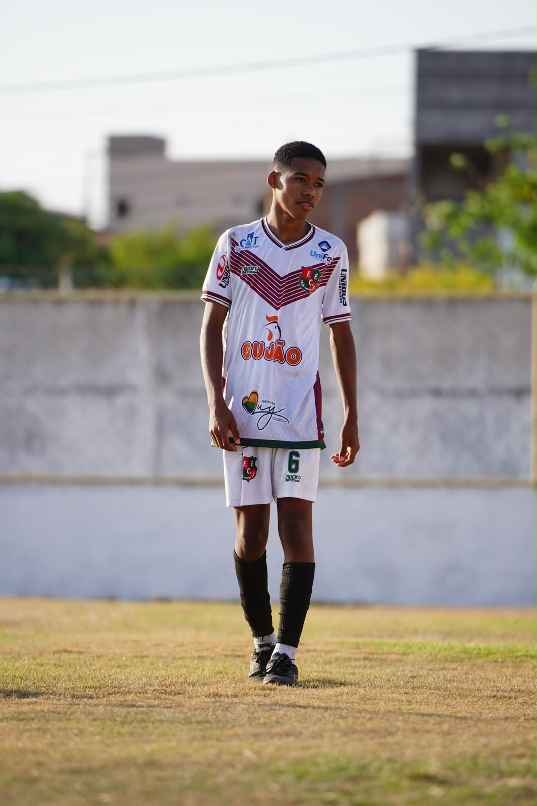 Marcos Petkovit de corpo inteiro em pé no gramado, olhando para o horizonte
