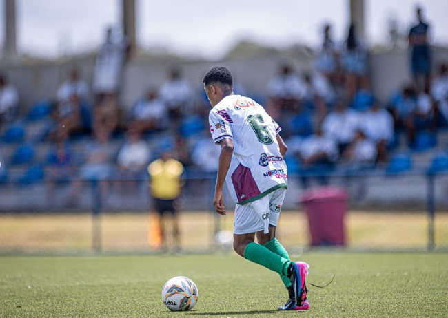 Marcos Petkovit com o uniforme oficial durante partida
